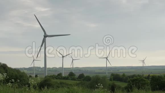 阴天背景下的风力涡轮机视频的预览图