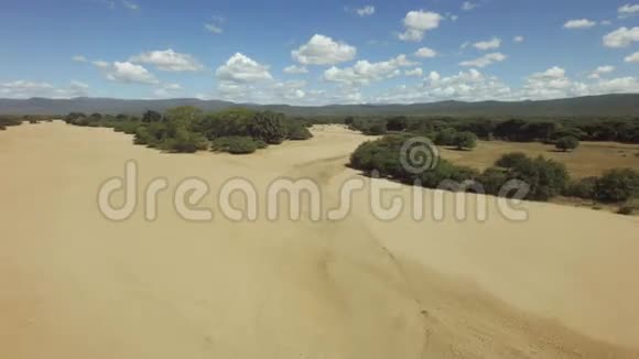 旱季非洲河床高空天桥拍摄视频的预览图