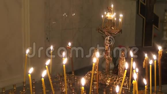 在东正教的宗教寺庙里用蜡烛的十字架视频的预览图