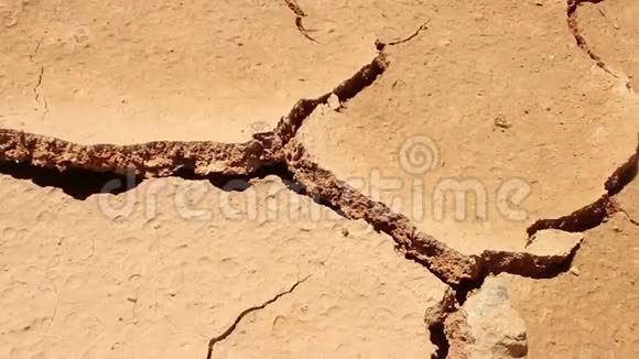 干燥干燥的干燥干燥的干裂的干裂的干燥的地球上的多利视频的预览图