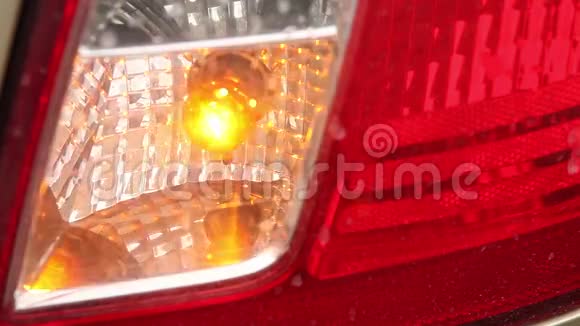 灯光指示灯在车辆后部闪烁视频的预览图