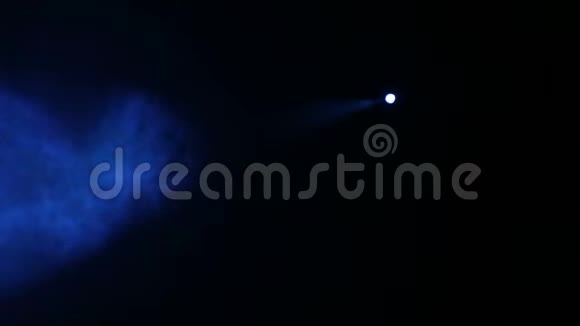 烟雾机发出的烟雾中的蓝光照明视频的预览图