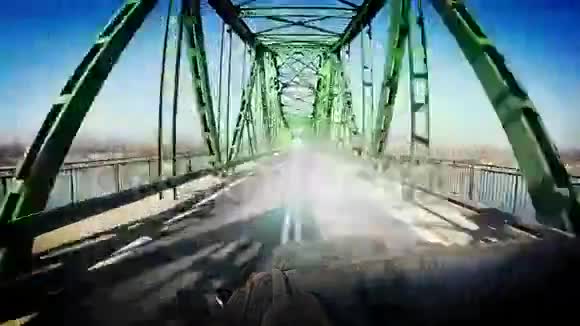 桥上的死亡竞赛两个疯狂的司机在致命的正面撞车事故中视频的预览图