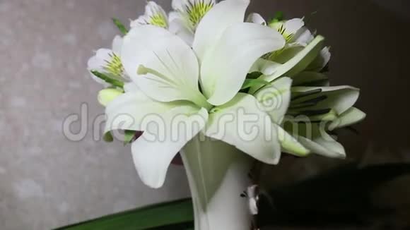 花瓶中白色婚纱百合花的景色视频的预览图