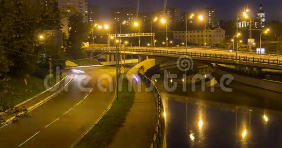 堤岸木板路水中倒影运动夜景视频的预览图