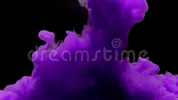五颜六色的紫罗兰色墨水滴在水面上轻轻地在黑色背景下旋转复制空间视频的预览图