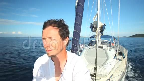 在克罗地亚海岸的亚得里亚海上享受帆船旅行的人视频的预览图