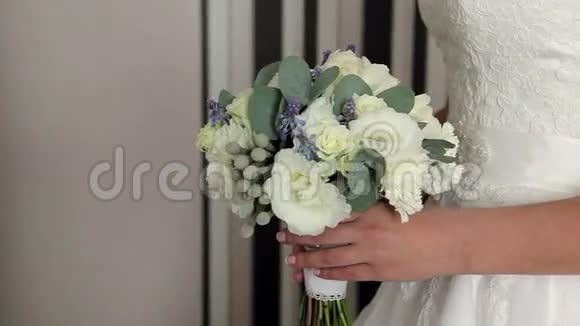 新娘捧着婚礼花束视频的预览图