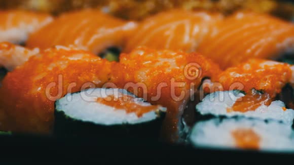 新鲜日本生姜芥末寿司和卷中国宏木棍视频的预览图