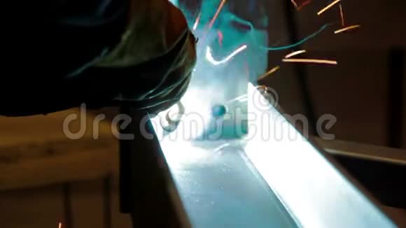 工人在工厂里打磨和焊接视频的预览图