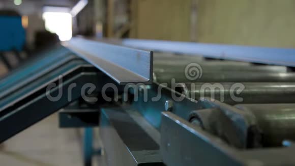 工业工厂自动化机器切割金属视频的预览图