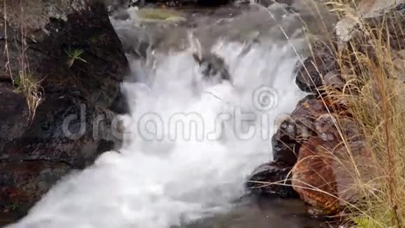 山河流经一个小山谷视频的预览图