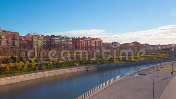 马德里河湾阳光明媚的早晨全景4k西班牙视频的预览图