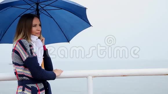 女人带着雨伞吹了个吻海洋全高清机动滑块1080便士视频的预览图
