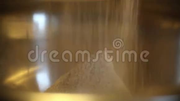 将面粉筛入搅拌碗中做泡芙糕点视频的预览图