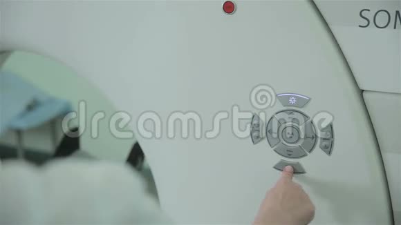 无法识别的医生手操作计算机断层扫描CTMRI扫描机视频的预览图
