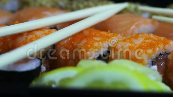 新鲜日本生姜芥末寿司和卷中国宏木棍视频的预览图