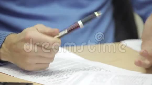 商务人员在签署文件之前很紧张双手特写笔视频的预览图