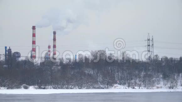 工业烟管城市灰色景观污染视频的预览图