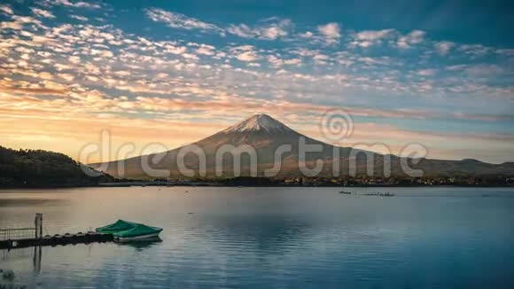 山富士康光顺湖上的富士康光顺湖日出视频的预览图
