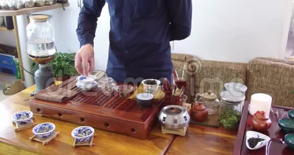 在茶道中酿造中国茶视频的预览图