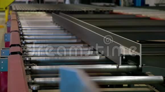 工业工厂自动化机器切割金属输送机视频的预览图