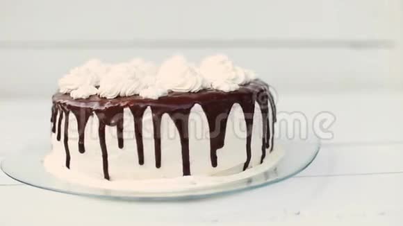 白色蛋糕上有巧克力和奶油视频的预览图