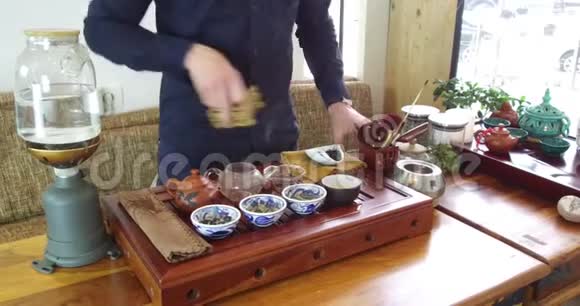 在茶道中酿造中国茶视频的预览图