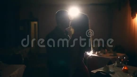 男人和女人接吻剪影情侣夜情咖啡馆视频的预览图