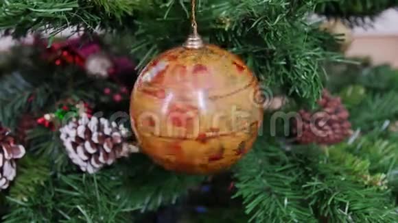 圣诞树上扭曲的地球球视频的预览图