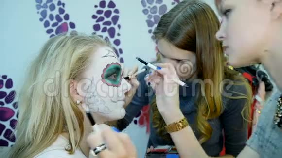 化妆师和造型师为万圣节做化妆模特视频的预览图