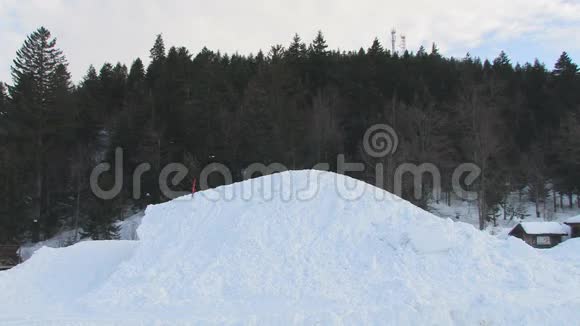 雪地摩托跳跃视频的预览图