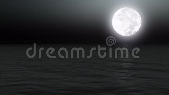 夜晚平静的海面上满月视频的预览图