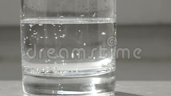 在一杯水里吃一粒安眠药视频的预览图