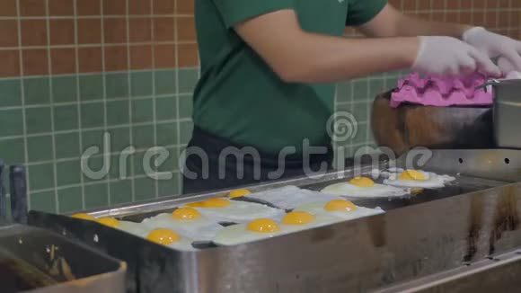 厨师早餐煎蛋餐厅自助餐酒店内视频的预览图
