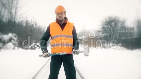 工人带着大锤沿着铁路行驶视频的预览图
