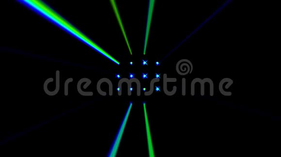 美丽的发光的视频明亮的灯光调节五颜六色的动作条纹在黑色的背景上视频的预览图