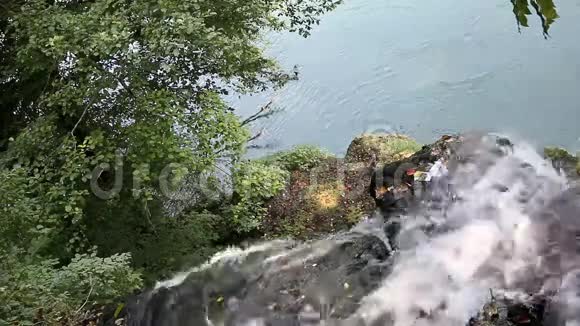 山涧流水落江中视频的预览图