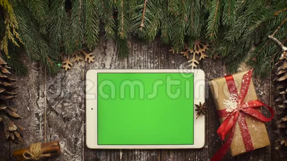 从上面看石碑上有绿色的屏幕躺在圣诞节视频的预览图