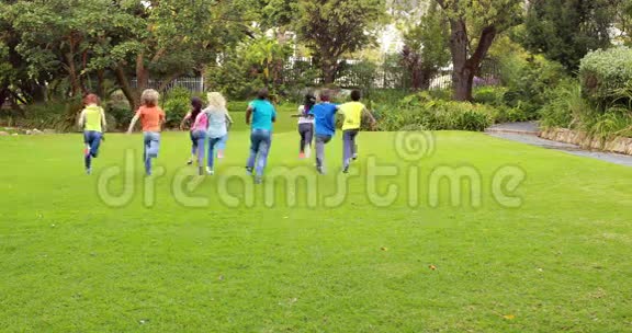一群可爱的小学生在草地上奔跑视频的预览图