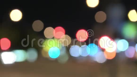 城市灯光和夜间交通散焦视频的预览图