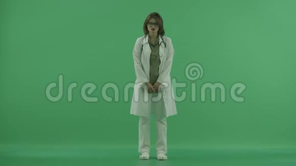 女医生若有所思地看着绿色屏幕上的摄像机视频的预览图