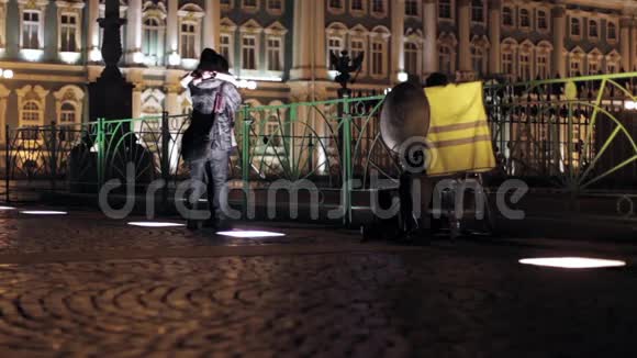 在夜街拥抱情侣圣彼得堡的背景视频的预览图