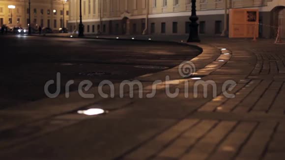 夜间城市黄色建筑的街景地面的摄像机视频的预览图