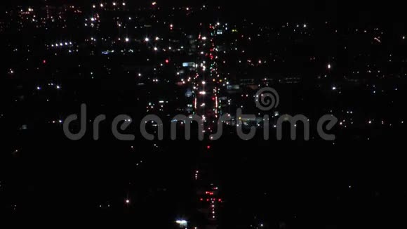 圣费尔南多山谷城市夜间交通HD航空视频的预览图