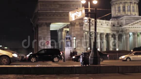 肥皂泡圣彼得堡喀山大教堂背景夜间交通视频的预览图
