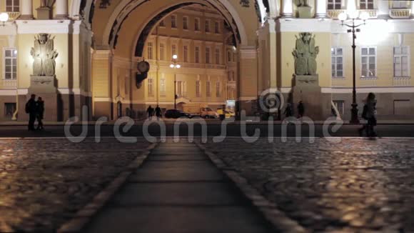 夜晚在圣彼得堡的皇宫广场观景恋爱中的情侣剪影视频的预览图