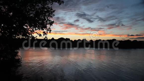 德克萨斯州路易斯维尔湖的日落视频的预览图