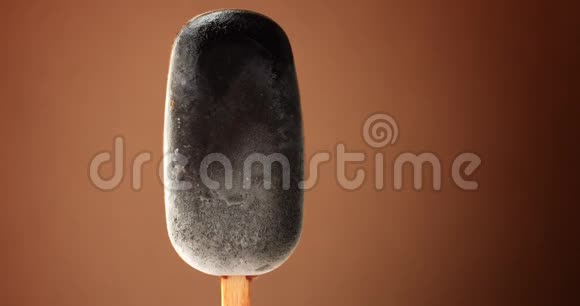 巧克力冰淇淋在棍子上液体巧克力覆盖它不同的巧克力质地视频的预览图