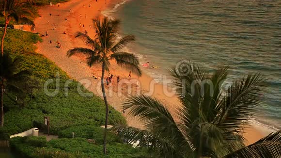 日落热带海滩度假乐园高清视频的预览图